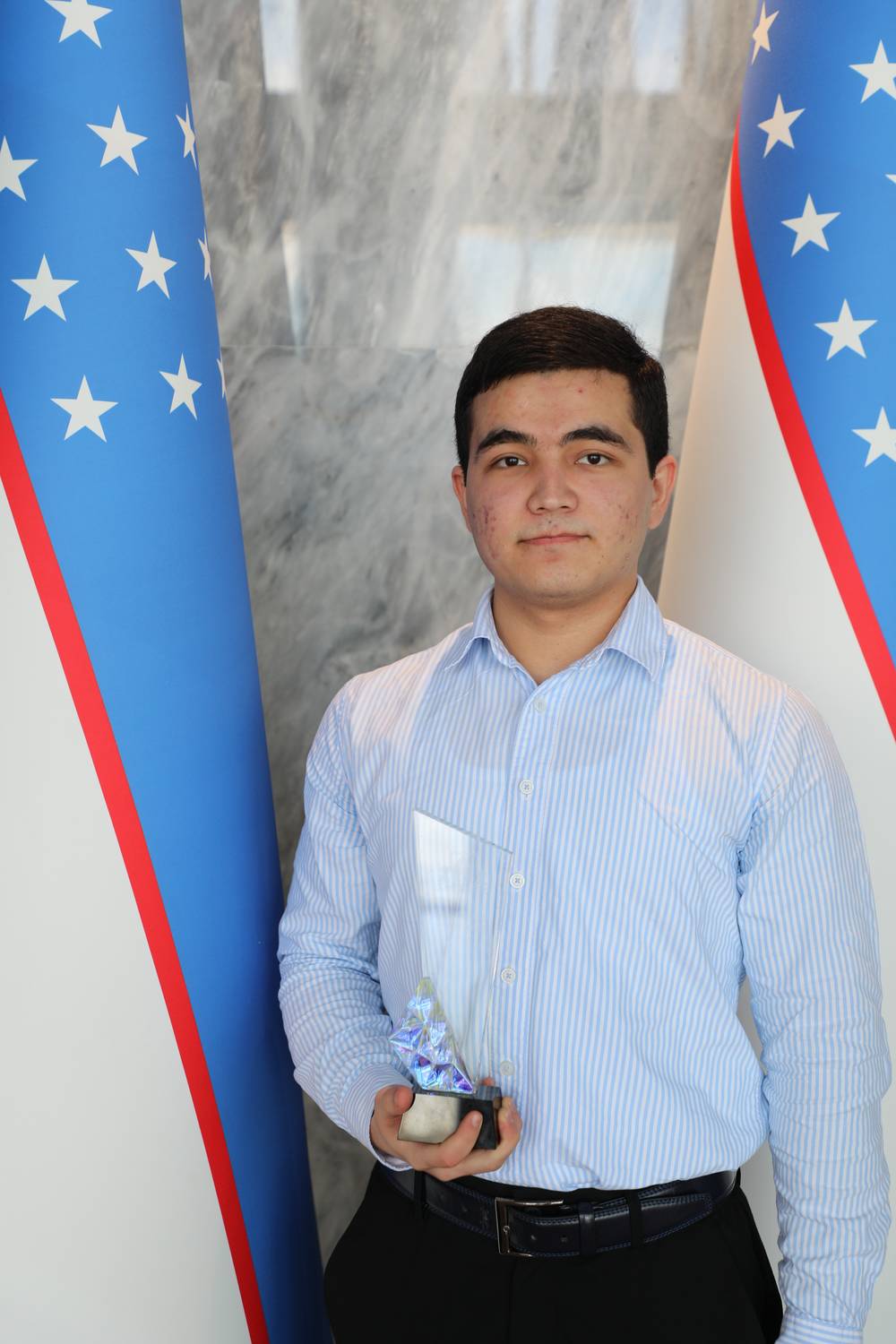 Azizov Komiljon holding the Arbiter of the Year 2025 award